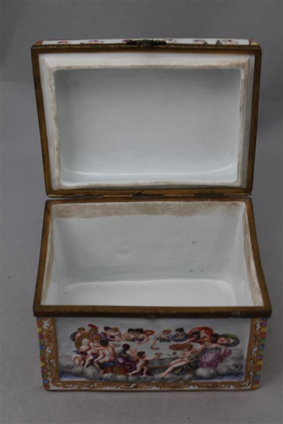 A Richard Ginori Capo di Monte style casket and cover, 17cm.